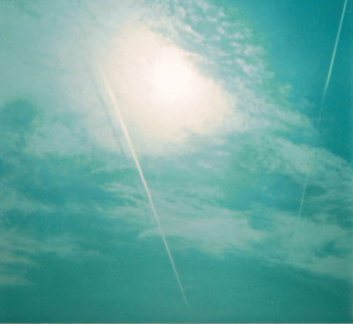 雲の下にある飛行機雲ですが･･･