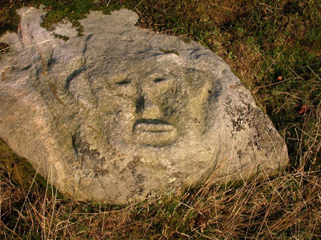 古代の変な人面彫刻岩発見される スコットランド