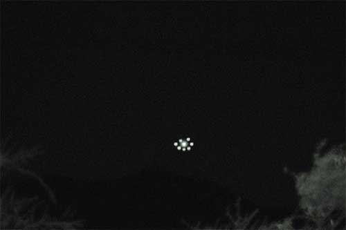 編隊飛行するUFOが撮影される 米アリゾナ